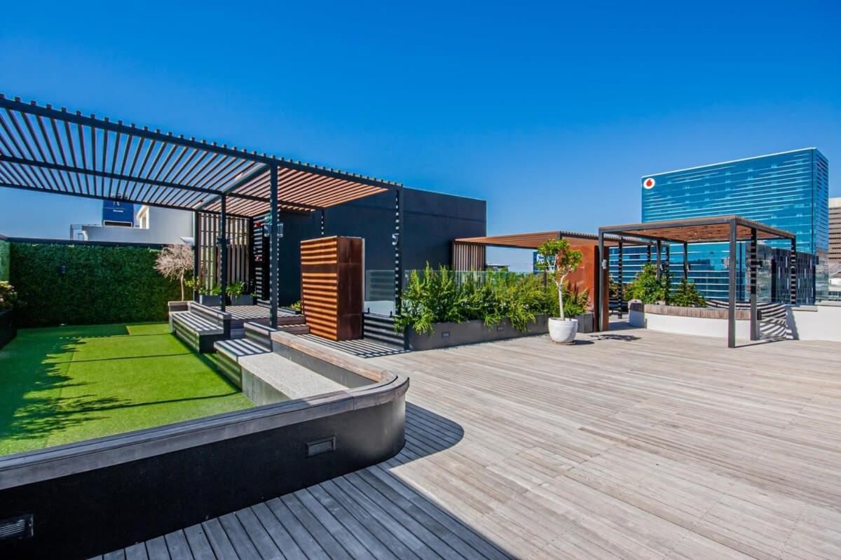Loadshedding Free, Secure, Rooftop Pool- Wifi Apartment *